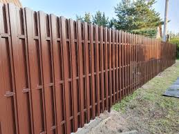 Забор из коричневого евроштакетника с установкой под ключ, цена в Москве