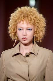 Картинки по запросу уэльский парик Pochemu Megan Ne Poyavlyaetsya V Tiarah So Dnya Svadby Marie Claire