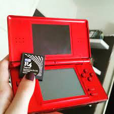 Fecha de lanzamiento, valoración de los usuarios, ficha técnica y mucho más. Bought This Red Ds Lite With A R4 Wifi Card I M So In Love With This Color Nintendo Ds Juegos Tarjeta