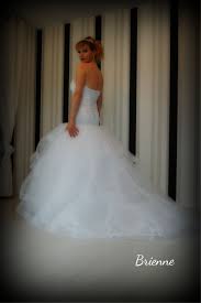 Finde diesen pin und vieles mehr auf angely couture collection von angely. Brienne Brautkleid Von Angely Hochwertig Und Aus Tull Eng Geschnitten Mit Schoner Spitze Und Langer Schleppe Brautkleid Prinzessin Kleid Kleider