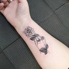 Kayla Jayne No Instagram Miniature Harry Styles Hand Holding A Rose For Danni Swipe Right For Close Up Harry Styles Hands Harry Styles Geometric Tattoo