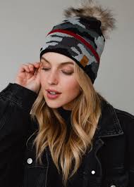 Gorro con pompón de camuflaje gris con rayas rojas