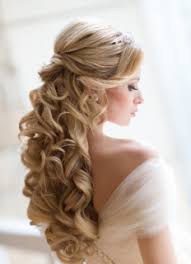 Capelli sposa raccolti morbidi con fiori bianchi a ornare l'acconciatura. Acconciature Da Sposa Con Capelli Lunghi 20 Idee Roba Da Donne