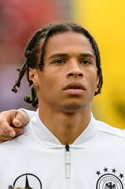 Он играет на позиции правый вингер. Leroy Sane Wikipedia