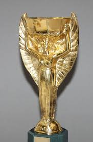 Deutschland ist weltmeister und dieser pokal gehört uns. Die Begeisterten Anhanger Tragen 1954 Nach Dem Wm Sieg In Bern Fritz Walter Und Horst Eckel Rechts Vom Feld Stuttgarter Zeitung