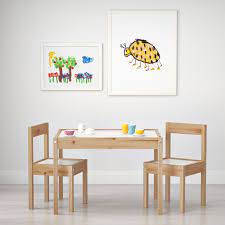 Die kanten und ecken von stühlchen und kindertisch sind abgerundet. Latt Kindertisch Mit 2 Stuhlen Weiss Kiefer Ikea Deutschland