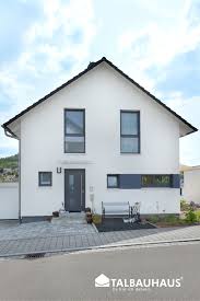 Die Farbkombination Weiss Und Grau Verleiht Dem Klassichen Einfamilienhaus Einen Modernen Look Haus Einfamilienhaus Haus Und Wohnen