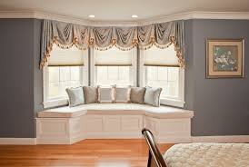 This window treatment really has a good taste. 10 Bay Window Treatments To Ponder For Your Panes