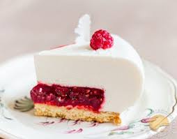 Entremet Compose D Un Sable Coco D Une Mousse A La Creme De Coco D Un Insert A La Framboise Le Tout Recouvert D Creme De Coco Gateaux Et Desserts Patisserie