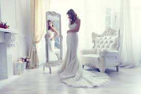 Schon damals sollte die angehende ehefrau durch ein besonders auffälliges kleid aus der masse hervorstechen. Brautkleid So Finden Sie Das Perfekte Hochzeitskleid