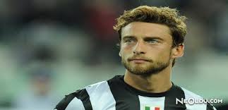Da sempre e per sempre con la mano sul petto ⚪⚫ abbiamo solo un pianeta ❤ non amo le barriere, se non sui calci di punizione @cittaditorino #mc8 claudiomarchisio.it. Claudio Marchisio Kimdir