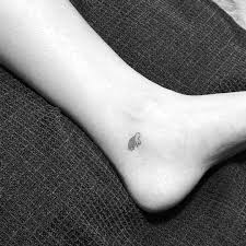 Tatouage avant bras douleur tatouage femme bracelet 27 modèles pour la main ou la cheville 9 plus tatoo dentelle bracelet tatouage tatouages femme dessin tatouage beaux idee tatouage bracelet noir. Minimalist Simplistictattoo Tatouage Tortue Tattoo Turtle Avez Vous Remarque Qu Il Ful Your Beaucoup D Tatouage Minimaliste Tortue Tatouage Petit Tatouage