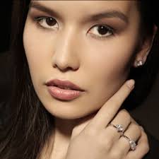 Zur kurzen brautfrisur passen sehr schön lange ohrhänger die ihrem gesicht einen wunderschönen rahmen geben. Welche Ohrringe Lassen Sich Stylish Zu Kurzem Haar Tragen Baunat