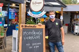 Coronavirusde kans is zeer groot dat vanaf eind dit jaar de eerste belgen een derde dosis van een coronavaccin krijgen. In Poppel Ga Je Op Cafe Plassen Met Mondkapje Op Als Je Hier Logica Op Los Laat Ben Je Spoor Snel Kwijt Tilburg E O Bd Nl