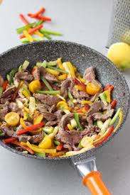El wok tiene sus orígenes en la cocina tradicional china, aunque actualmente se utiliza en prácticamente todo el mundo. Consejos Para Cocinar Un Wok De Vegetales Y Carne Con Soja Y Miel