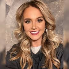 Samantha Smiley's Instagram, Twitter & Facebook