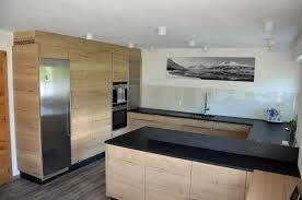 Kuche In Eiche Mit Einer Granit Arbeitsplatte Im Gelederten Look Kuche Holzoptik Haus Kuchen Kuche Grundriss