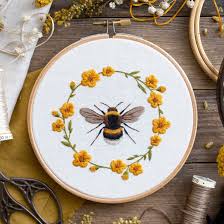 Bumblebee hand embroidery pattern/ downloadable needlecraft pattern! Sweet Bee Floral Wreath Hand Embroidery Pattern Textillia