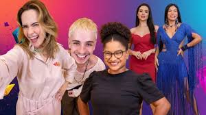 Cinco pessoas sorriem para a câmera em um fundo colorido. Da esquerda para a direita: Thais Braz, Arthur Aguiar, Linn da Que…