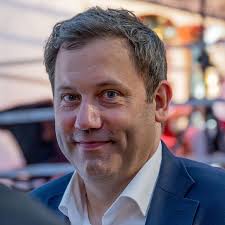SPD Politiker Lars Klingbeil: Ich bin ein sensibler Mann sagt der Finanzminister und Vizekanzler | brisant.de