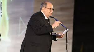 والصورة التي نشرها عادل إمام تعود إلى فترة الاشتغال على فيلم المنسي، الذي كان من تأليف وحيد حامد وجرى طرحه عام 1993. X5lnknr8w Iatm