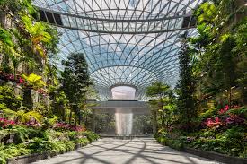 Mai 2020 über einen zeitraum von 18 monaten renoviert. Singapore S Changi Airport Touts The World S Tallest Indoor Waterfall