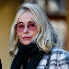 Emmanuelle beart was known as a wonderful actress represents the beauty of french woman. Photo Emmanuelle Beart Meconnaissable Ce Cliche D Elle Enfant Qui Surprend Les Internautes Gala