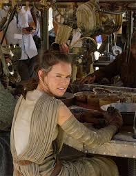 Daisy Ridley Behind The Scenes Of Star Wars The Force Awakens Rey Star Wars Daisy Ridley Star Wars Star Wars Vii