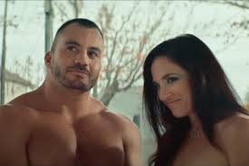 Elle essaya de se lever, pour remettre les objets dans le tiroir. Nouvelle Zelande Deux Acteurs Se Deshabillent Pour Alerter Contre Les Mefaits Du Porno