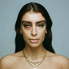 In 2017 verscheen haar debuutplaat ison, die haar gelijk al internationale aandacht opleverde. Sevdaliza Shabrang Kritik Stream Musikexpress