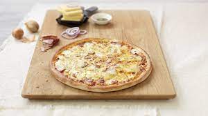 pizza raclette tomato sauce mozzarella onions bacon raclette cheese herbes de provence sizes s 25cm geschmolzener kase essen lebensmittel essen