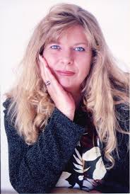 Although the actress dated a lot of famous men, including Al Pacino and  Warren Beatty, no one has ever asked her to marry them. But she managed to  make her life full