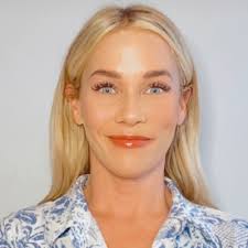 I'm excited to share that I've been promoted to People Experience  Specialist at Arctic Wolf!