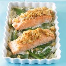 Das lachsfilet mit einem tuch abtupfen und auf das zedernholzbrett legen. Lachs Grillen So Geht S Essen Und Trinken