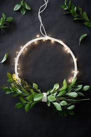 Que serait noel sans la couronne que l'on accroche à notre porte d'entrée à l'approche de noel? Diy Noel Des Couronnes De Noel A Faire Soi Meme Cote Maison