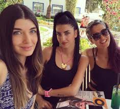 Neslihan güner mavi gözlü olmasa da ablalarına benziyor. Guzel Oyuncu Aslihan Guner In Instagram Fotograflari