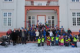 Dagen omtales også som «samefolkets dag» og «samisk folkedag». Min Stemme Lihkku Beivviin Nordsamisk Laehkoeh Biejjine Sorsamisk Vuorbbe Biejvijn Lulesamisk Gratulerer Med Samenes Nasjonaldag Pa Eidsvoll 1814 Sang 7 Trinn Fra Eidsvoll Verk Skole Den Samiske Nasjonalsangen Foran Ordforere Fra Kommunene Pa