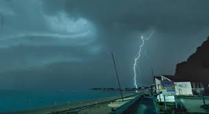 Montage vidéos des orages (éclairs) à st guénolé penmarc'h en bretagne département finistère sud. Canicule Pourquoi La Bretagne A Evite Les Fortes Chaleurs Actualites La Chaine Meteo