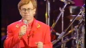 L'occasion de voir george michael, david bowie, elton john ou annie lennox rendre hommage au leader de queen. Elton John The Show Must Go On Freddie Mercury Tribute Concert Bbc1 Monday 20th April 1992 Youtube