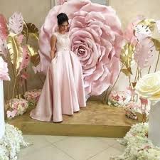 Here's a lovely assortment of paper flowers to make, i've organized them in a few sections for easier browsing love this site—i am making paper flower centerpieces for my daughter's wedding, thanks to all the great ideas found here! Ideas Para Una Fiesta De 16 Sixteen Party Fiesta De 16 Anos Tematica Decoracion De 16 Anos Sencilla Fies Flower Backdrop Paper Flowers Large Paper Flowers