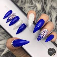 Las uñas decoradas en azul marino tienen la virtud de ofrecer una amplia gama de tonalidades, que van desde lo oscuro a colores muy claros adaptándose a cualquier temporada y ocasión. Pin De Magdi Carrizo En Unas Manicura De Unas Unas Azules Unas De Gel Bonitas