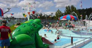 Darbojas peldbaseins tīrīšana un apkope aktivitātēs. Wilson Outdoor Pool Portland Gov