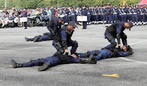 .pembubaran unit khas pdrm stafoc, latihan guna peluru hidup persediaan hadapi situasi sebenar, insp mohd som pahlawan utk yg dilupakan kisah rahsia anggota pertama unit tindakan khas, vat69 komando demonstrasi penyusupan taktikal udara ex rimau part 2 vat69 69komando. Strong Em Memang Ada Yang Tidak Kena Dengan Jpj Em Strong