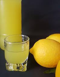 Laviamo molto bene i limoni non trattati, con un coltello affilato tagliamo solo la buccia superficiale escludendo la ciao benedetta sono laura, vorrei rendere il limoncello meno alcolico. Limoncello In 2 Ore