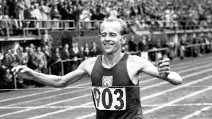 Gövdesi bir o yana bir bu yana sallanırken başı sık sık yuvarlanırdı, yüzü çabayla çarpılırdı. Emil Zatopek Biopic Starts Shooting In The Czech Republic Kafkadesk