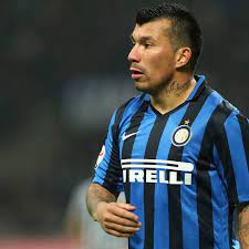 Al termino del encuentro ambos jugadores se acercaron amablemente y compartieron por un par de minutos. Ugly Bad Essential Gary Medel Serpents Of Madonnina