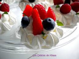 Mini Pavlovas Aux Fruits Rouges Chantilly Au Limoncello Les Delices De Mimm Delicieux Desserts Limoncello Recettes Preferees