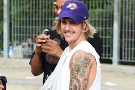 Depuis 10 ans, sa popularité ne s'est jamais démentie, si bien qu'il est l'un des animateurs préférés des français. Le Nouveau Tatouage De Justin Bieber Qu Il Gardait Secret