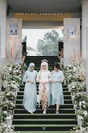 Gedong putih termasuk yang hits di bandung, selain karena suasananya yang cocok banget buat garden party, view nya yang cantik banget, ternyata harganya juga ntap. The Wedding Nadia Friza By Gedong Putih Bridestory Com