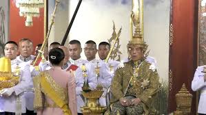 King bhumibol aduladej of thailand inspects a guard of honour of the. Kronung In Thailand Der Verlorene Konigssohn Kommt Nach Hause N Tv De